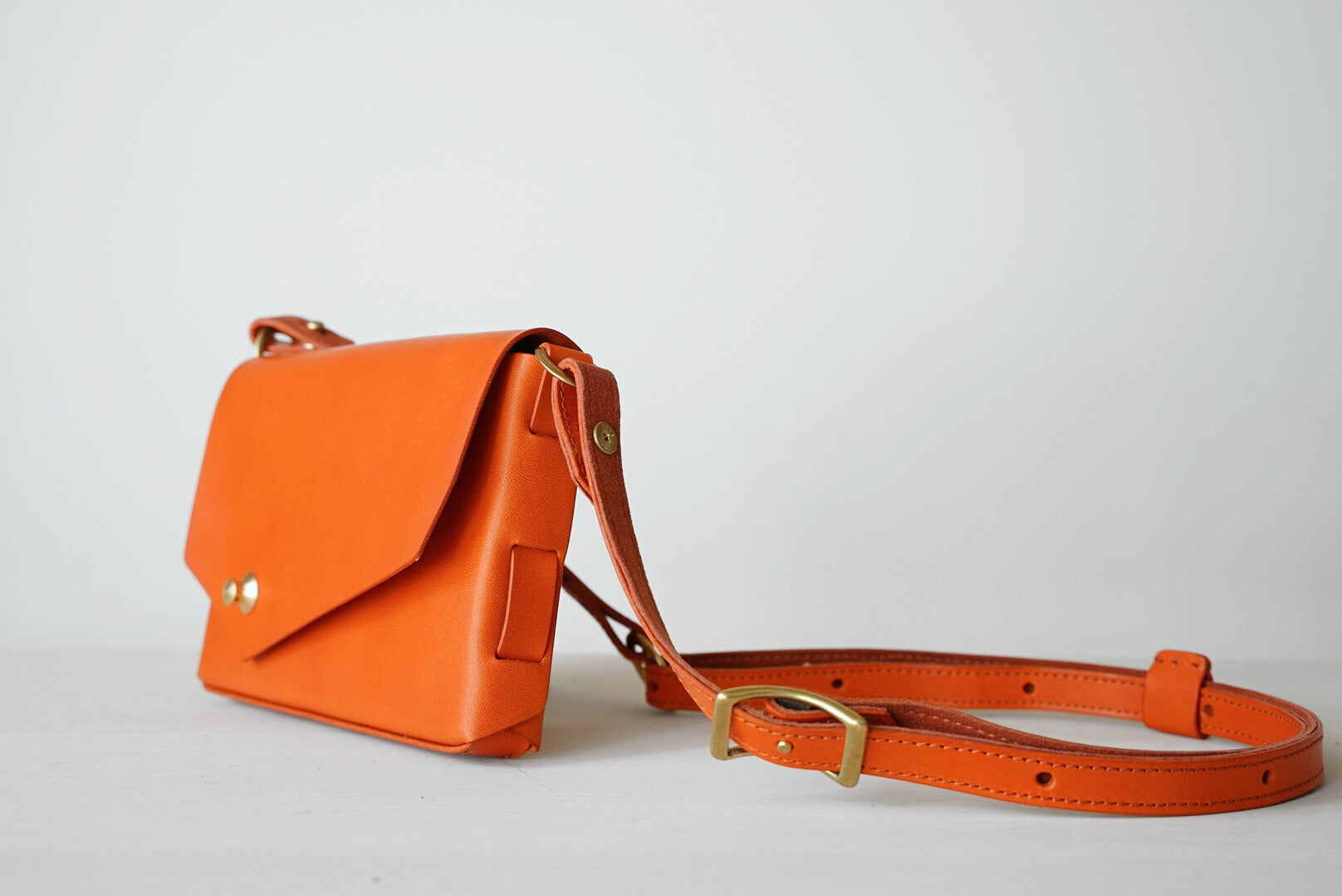 iris ショルダーバッグ ボディーバッグ 朱色 側面