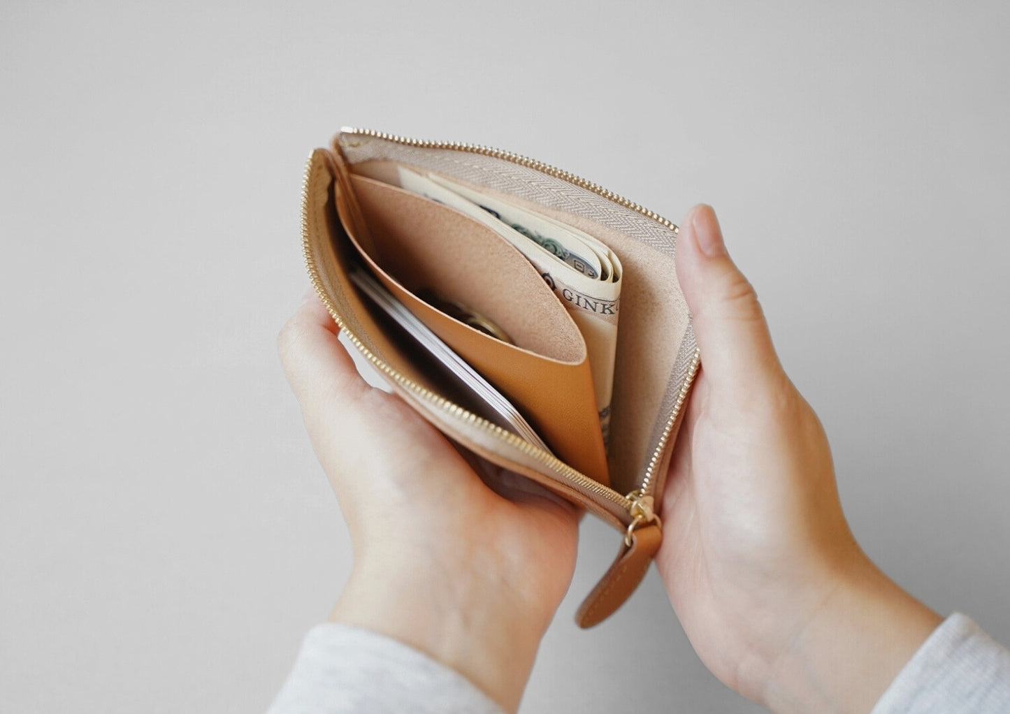 シボ黒:ミドルジップウォレット