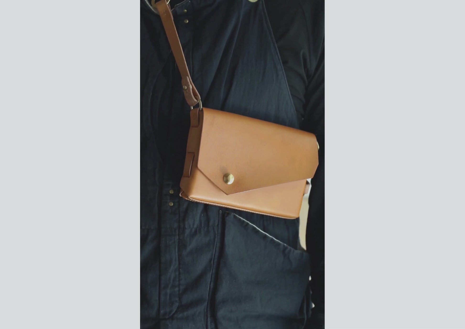 iris ショルダーバッグ ボディーバッグ ベージュ 開け方