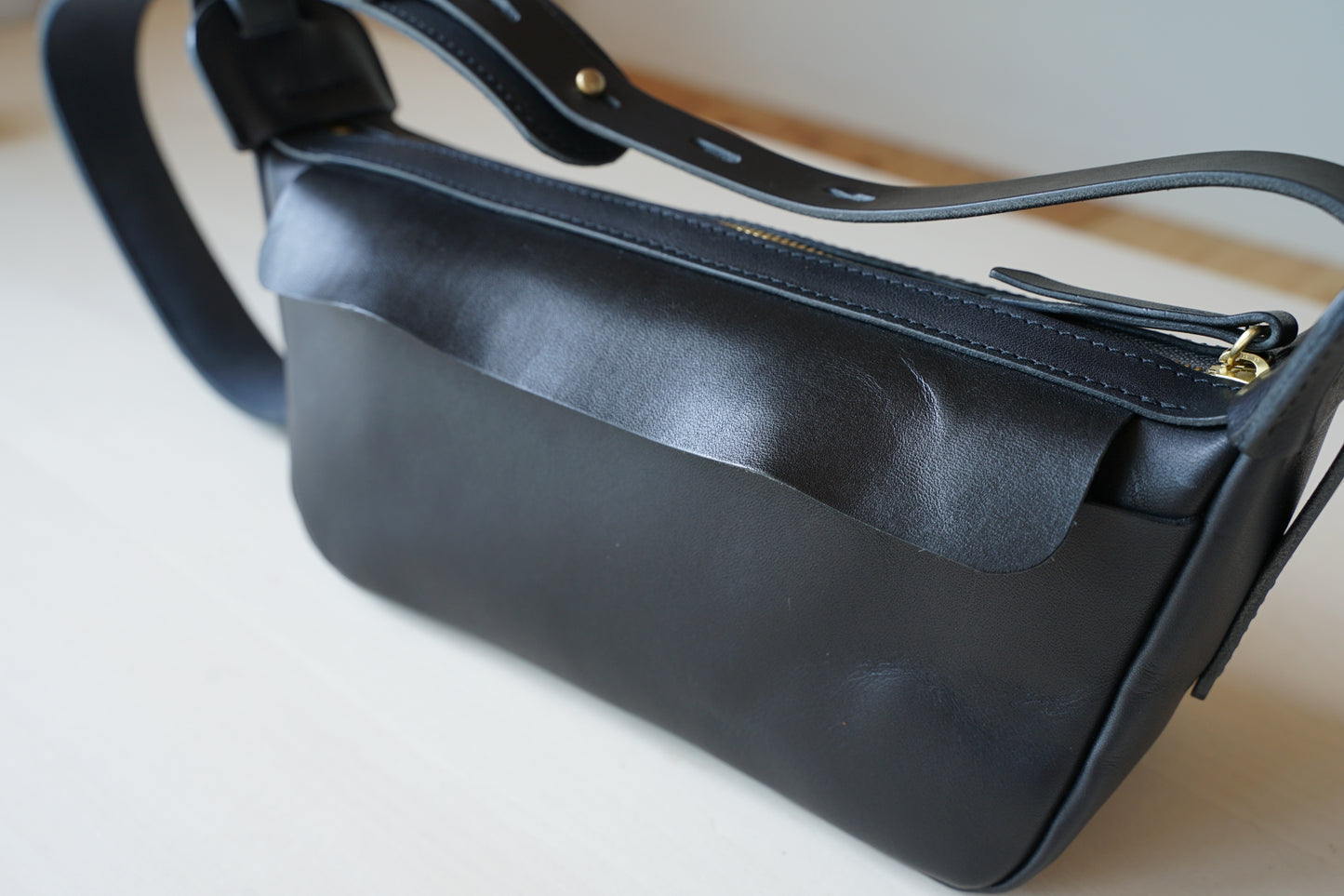 ship ショルダーバッグ 黒 蓋付きポケット