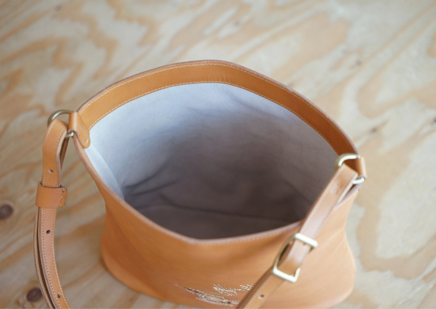 【サンプル品】ドローイングショルダーバッグ(キズ革ver.)