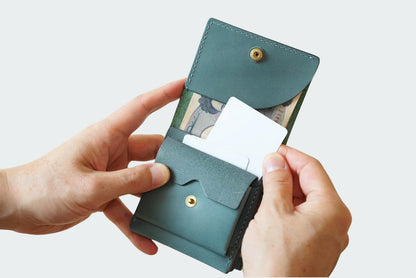 layer (thin bi-fold wallet)