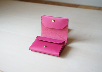 Bi-fold wallet that can be stored vertically 