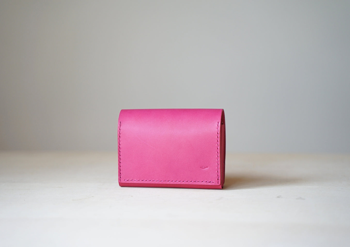 Bi-fold wallet that can be stored vertically 