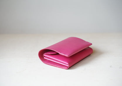 Bi-fold wallet that can be stored vertically 