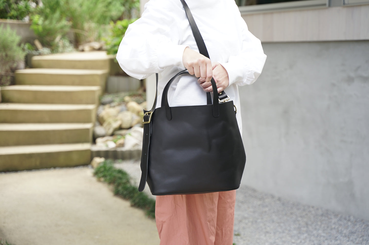 Drawing 2way トートバッグ 黒 S サイズ使用例 肩かけ