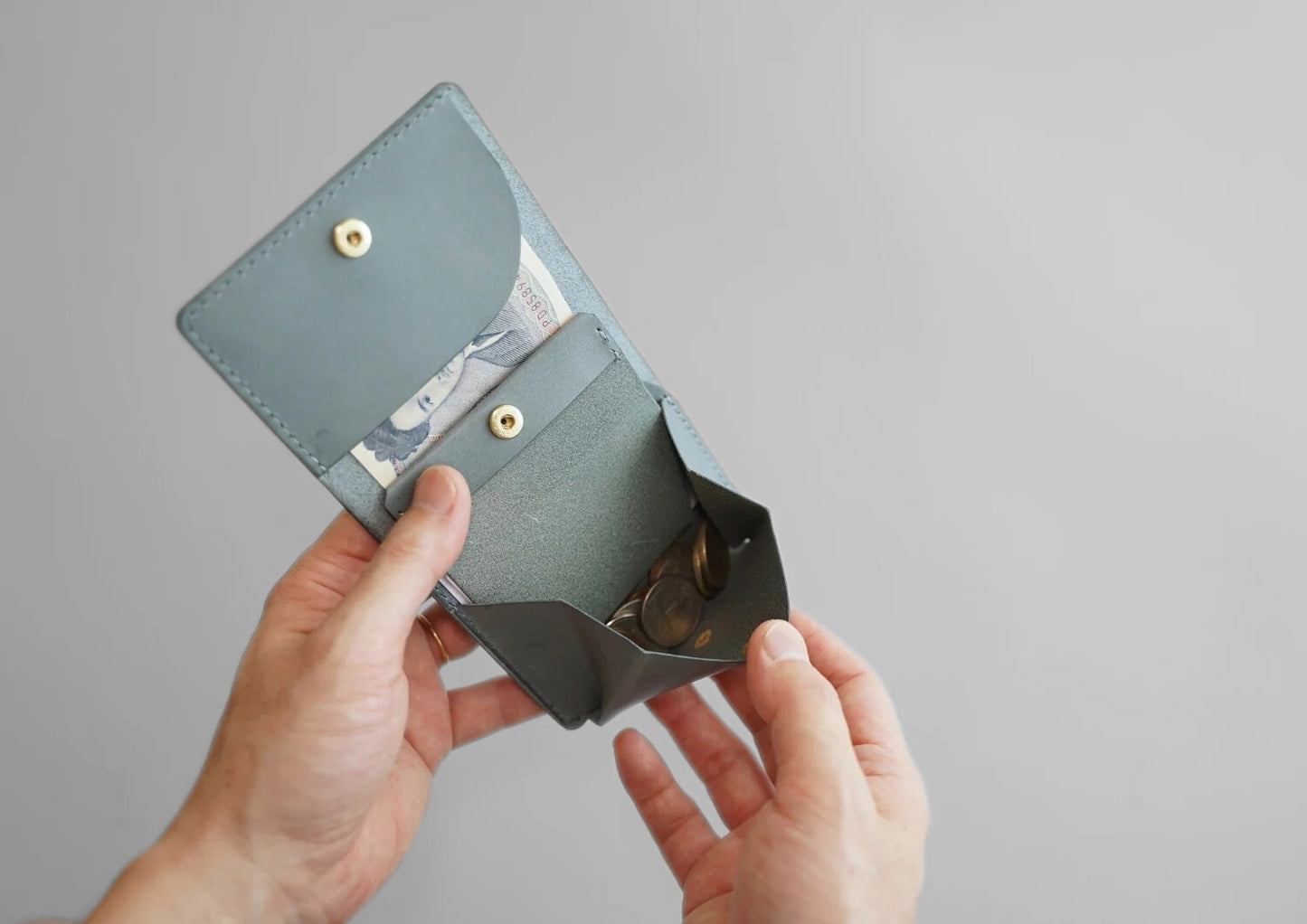 シボ黒：fin（うす型二つ折り財布）