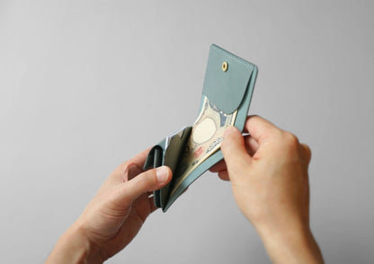 シボ黒：fin（うす型二つ折り財布）