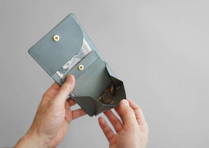 fin　シンプルなコンパクト財布　国産本革　ブルーグリーン　小銭収納部分の収納イメージ
