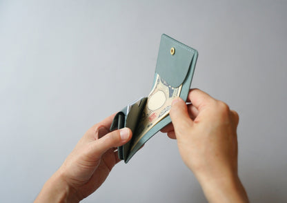 fin　シンプルなコンパクト財布　国産本革　ブルーグリーン　紙幣収納部分の収納イメージ