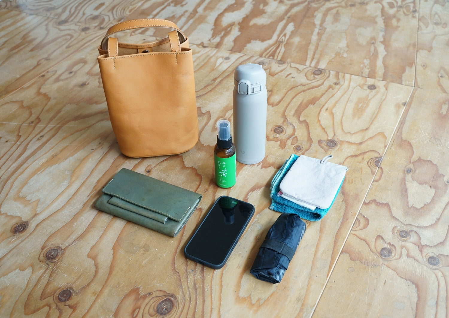 sail mini　コンパクトなレザーショルダーバッグ　国産本革　シボ革　白　収納容量イメージ