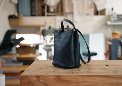 sail mini　コンパクトなレザーバッグ　国産本革　シボ革　ブラック
