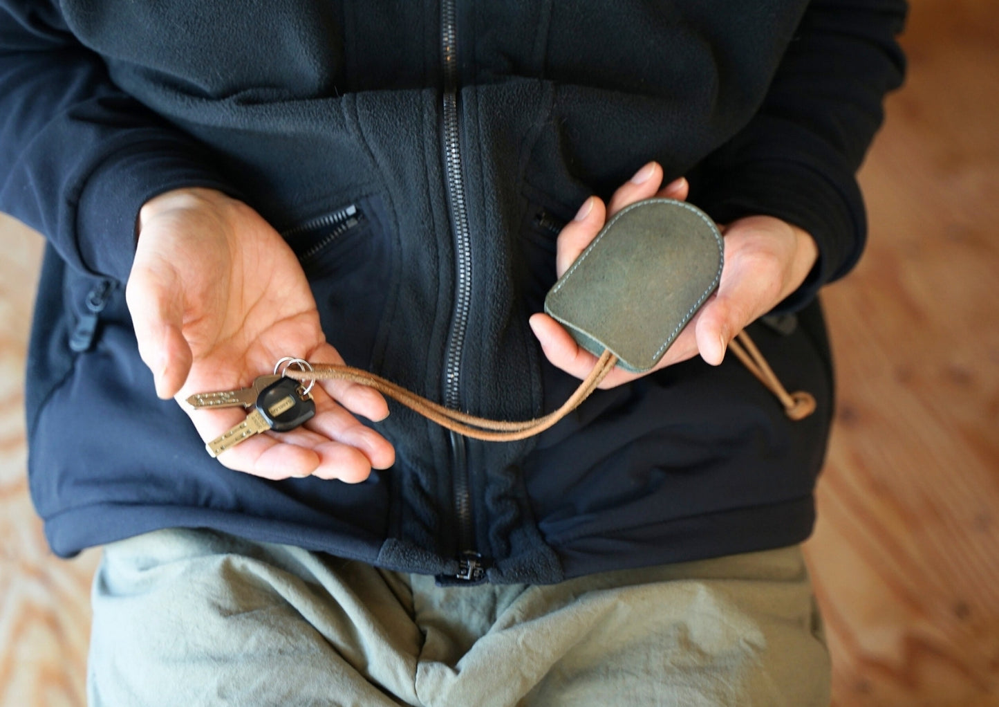 シボ黒：ベル型キーケース