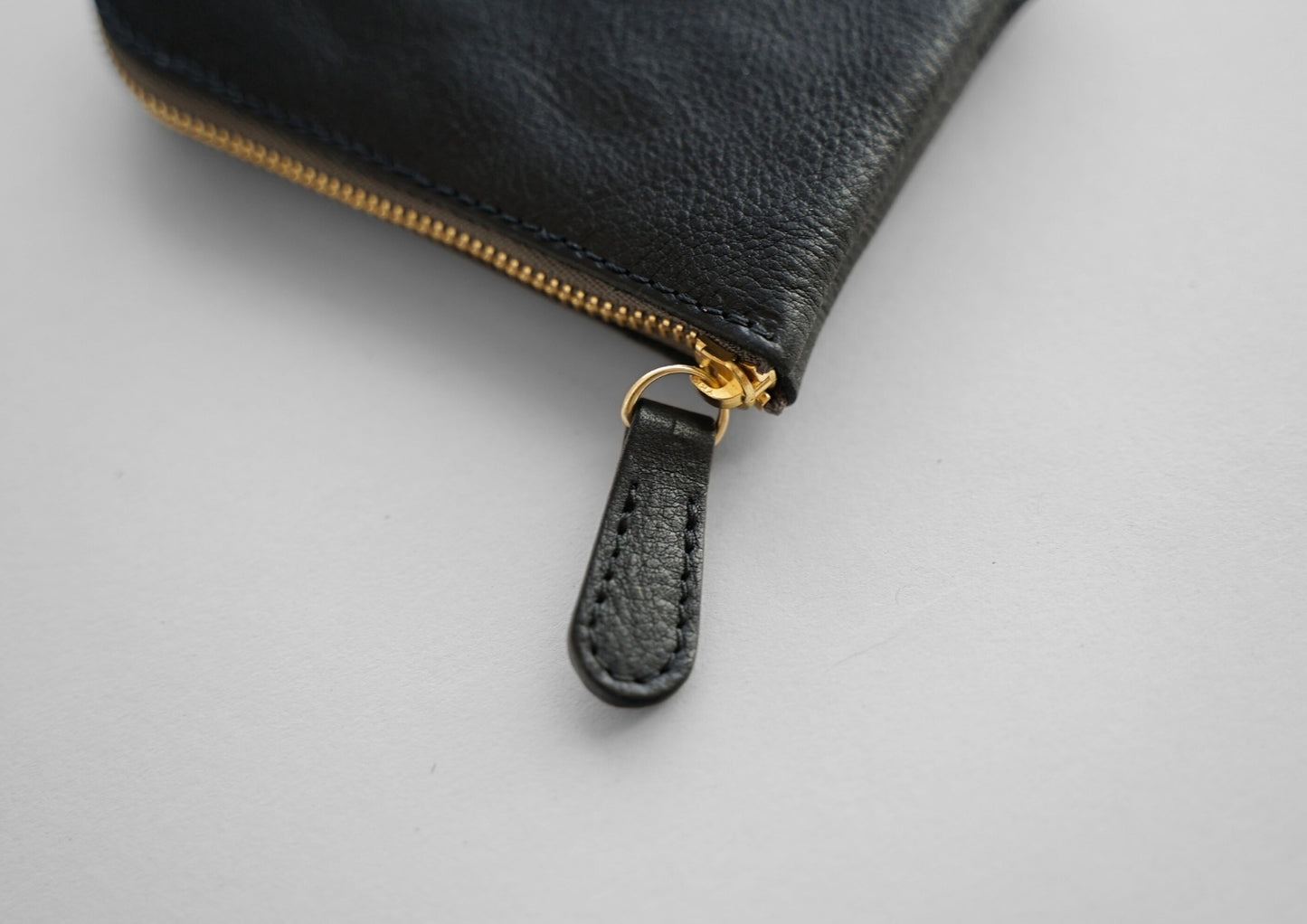 シボ黒：ミドルジップウォレット