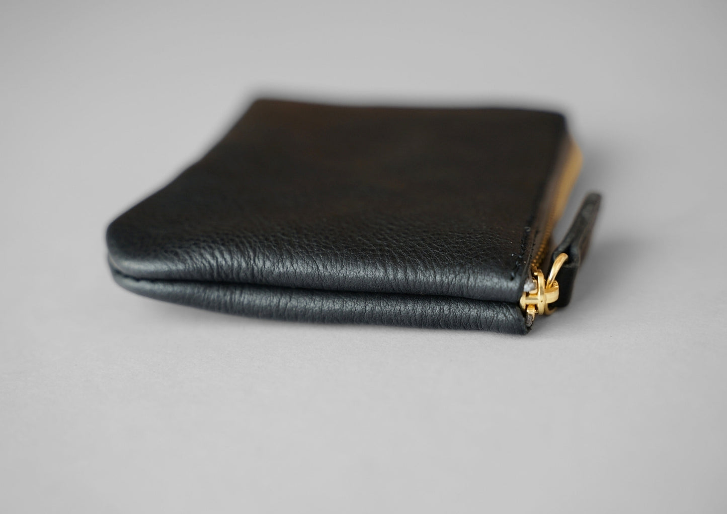 シボ黒：ミドルジップウォレット