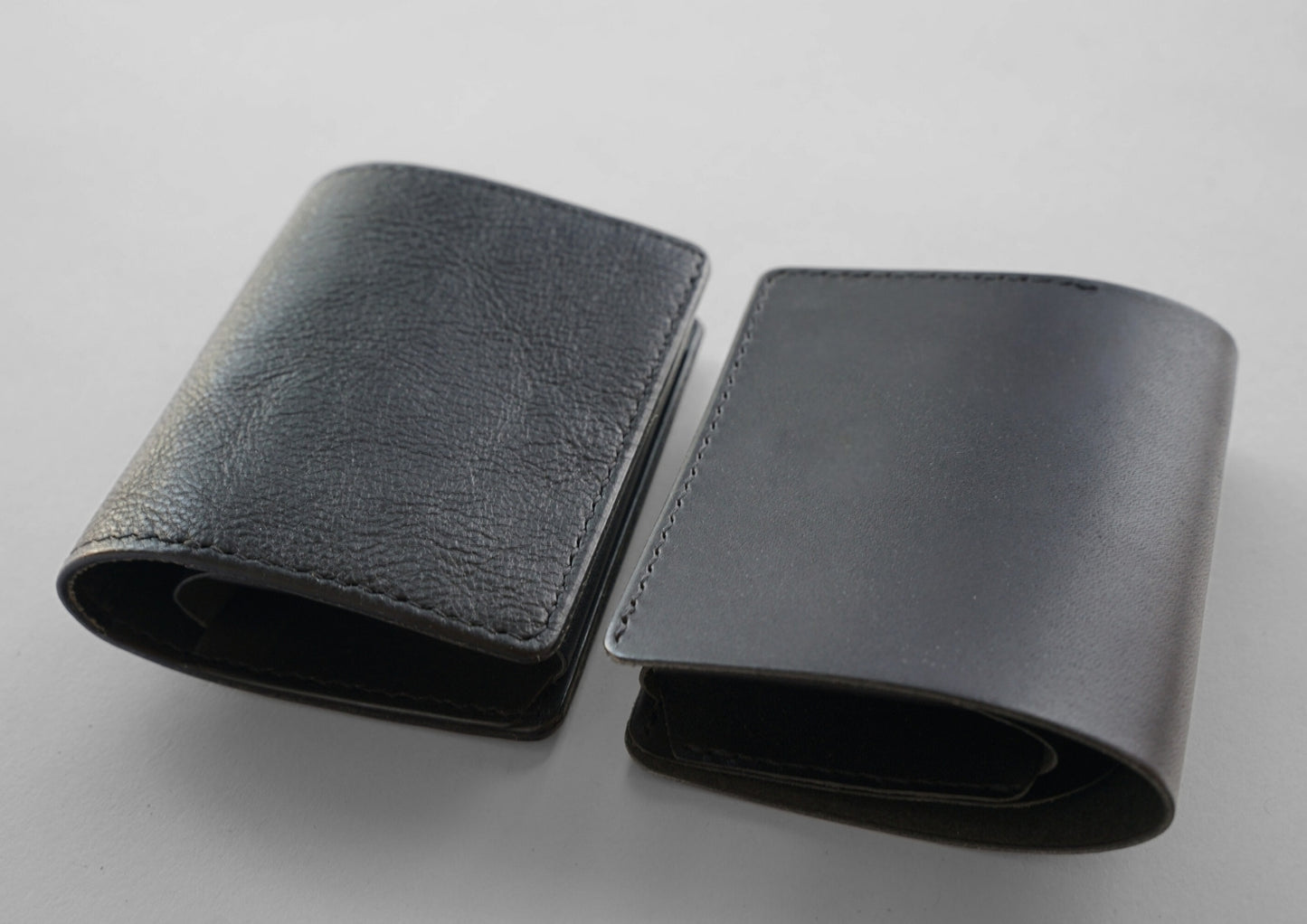 シボ黒：fin（うす型二つ折り財布）