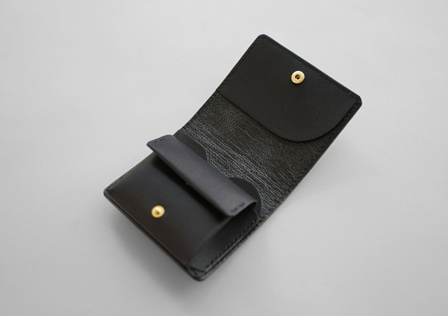 シボ黒：fin（うす型二つ折り財布）