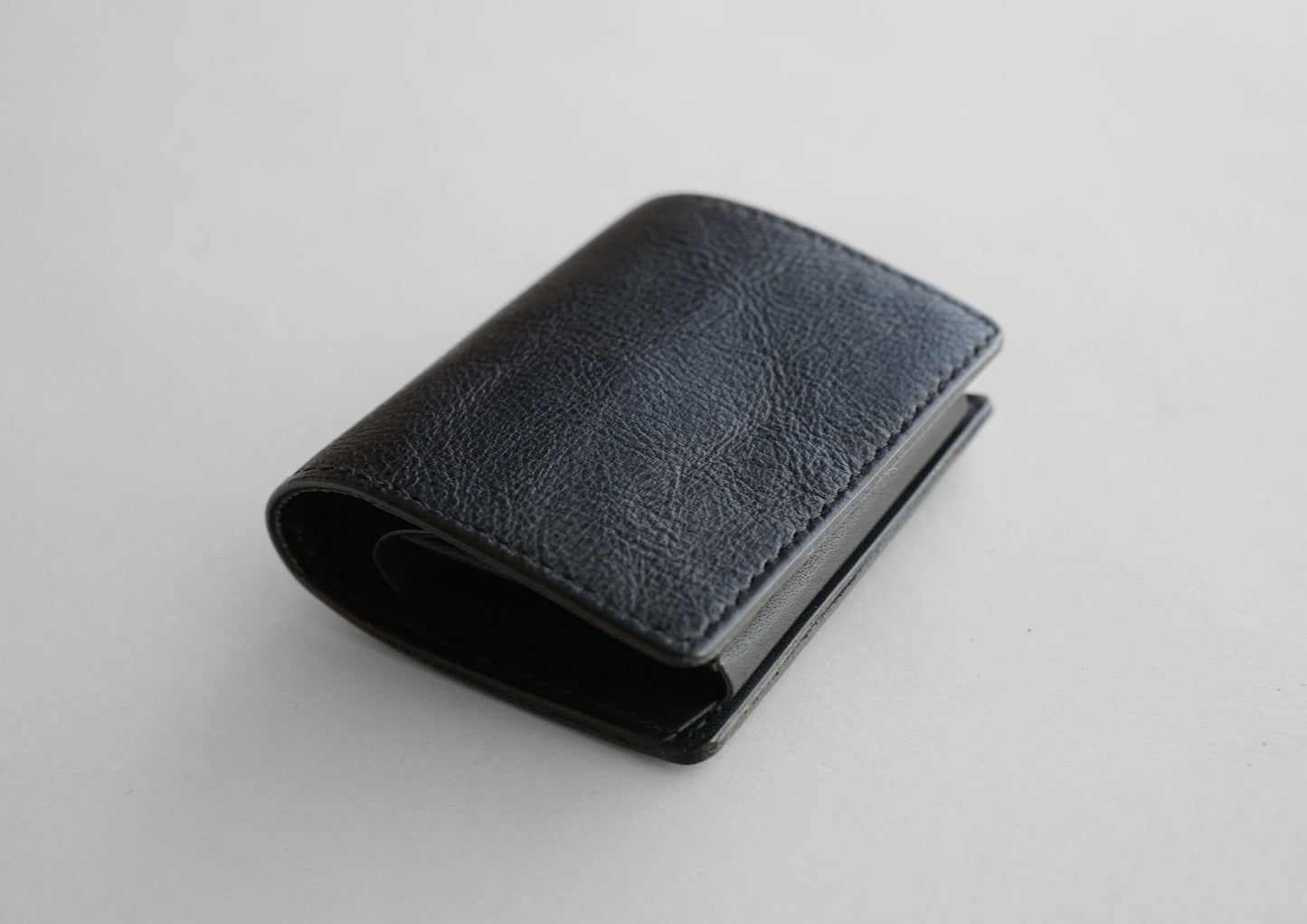シボ黒：fin（うす型二つ折り財布）
