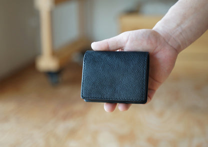 シボ黒：fin（うす型二つ折り財布）