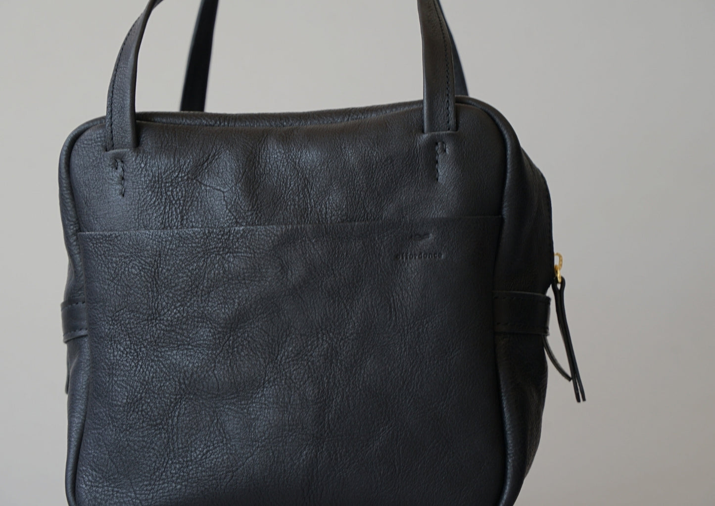 シボ黒：気持ち逆台形のミニトートバッグ