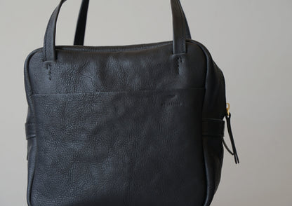 シボ黒：気持ち逆台形のミニトートバッグ