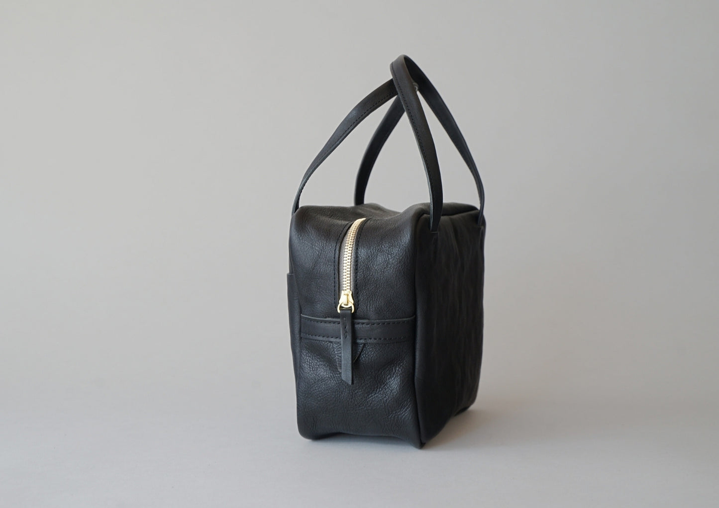 シボ黒：気持ち逆台形のミニトートバッグ