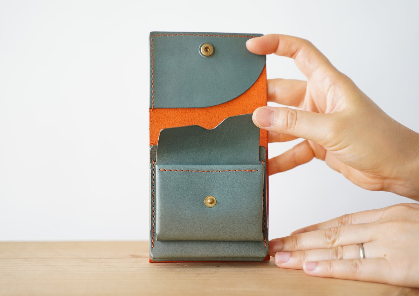 【廃盤カラー】layer（うす型二つ折り財布）｜バイカラー（朱色×ブルーグリーン）