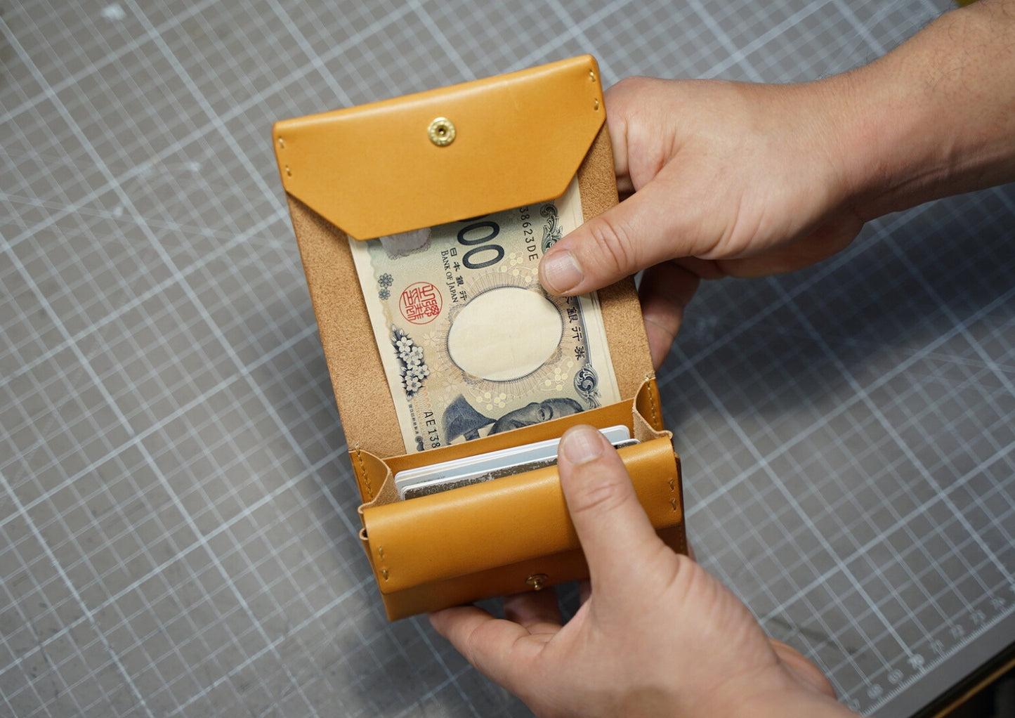 Bi-fold wallet that can be stored vertically 